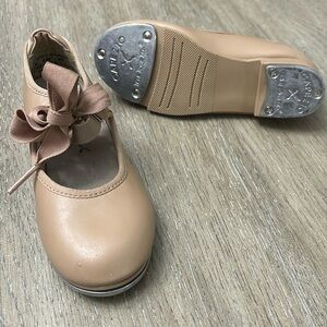 Toddlers girls tan nude tap dance shoes Capezio size 9M
